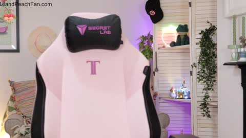 Lou  Peaches online show from January 18, 2:43 pm