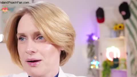 Lou  Peaches online show from August 6, 8:11 pm