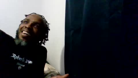 Snapshot of islandmaker chatting on May 16, 7:27 am islandmaker online show from May 16, 7:27 am