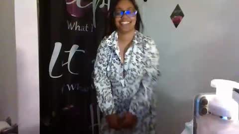 Snapshot of islothonit chatting on April 20, 10:44 pm Sharice online show from April 20, 10:44 pm