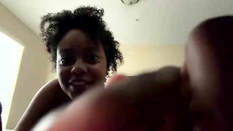 Snapshot of islothonit chatting on May 18, 10:26 pm Sharice online show from May 18, 10:26 pm