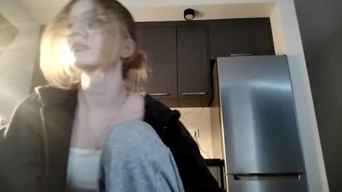 Snapshot of ismeriax chatting on April 8, 5:13 pm Mia online show from April 8, 5:13 pm