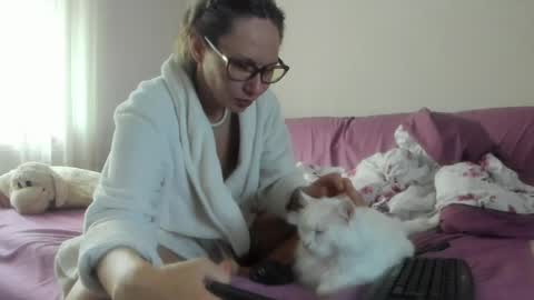 Issabelle online show from June 7, 5:44 am