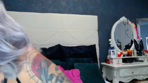 IssaSmyth online show from December 3, 8:05 am