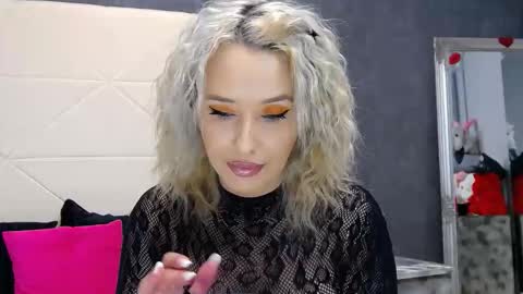 IssaSmyth online show from January 16, 4:11 pm