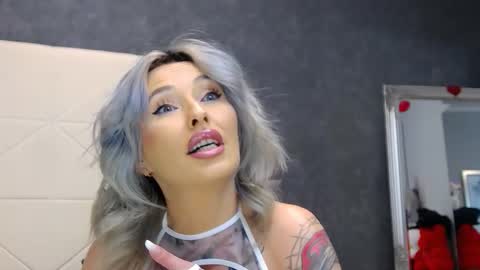 IssaSmyth online show from February 20, 4:40 pm