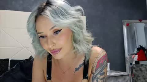 IssaSmyth online show from June 13, 7:39 am