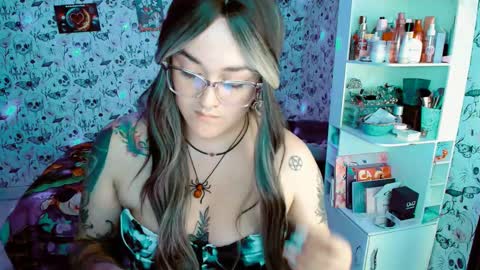 Snapshot of issis_demon chatting on November 25, 2:11 am Yiz online show from November 25, 2:11 am