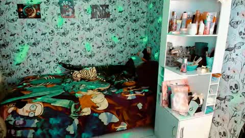 Snapshot of issis_demon chatting on November 30, 12:36 am Yiz online show from November 30, 12:36 am