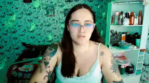 Snapshot of issis_demon chatting on December 14, 3:45 am Yiz online show from December 14, 3:45 am