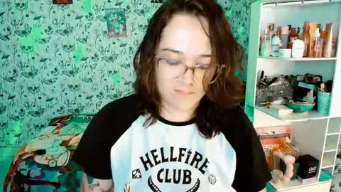 Snapshot of issis_demon chatting on January 7, 6:05 am Yiz online show from January 7, 6:05 am