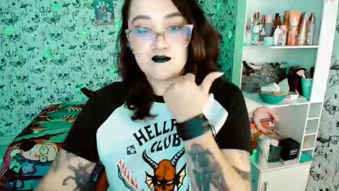 Snapshot of issis_demon chatting on January 16, 4:05 am Yiz online show from January 16, 4:05 am