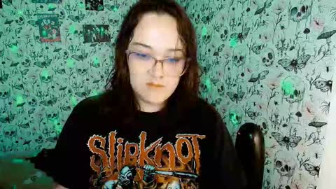 Snapshot of issis_demon chatting on February 17, 3:25 am Yiz online show from February 17, 3:25 am