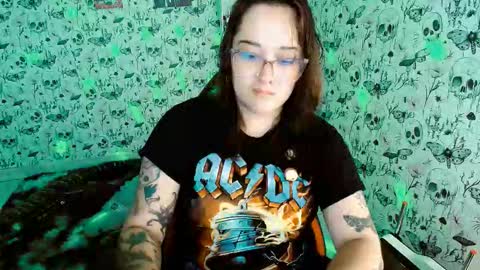 Snapshot of issis_demon chatting on March 3, 4:51 am Yiz online show from March 3, 4:51 am