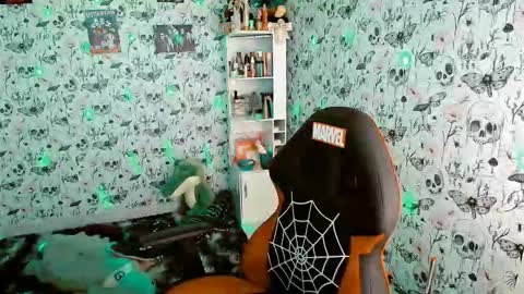 Snapshot of issis_demon chatting on March 7, 3:03 am Yiz online show from March 7, 3:03 am