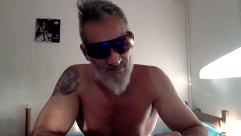 Snapshot of italiankingstripper chatting on February 7, 10:19 am italiankingstripper online show from February 7, 10:19 am
