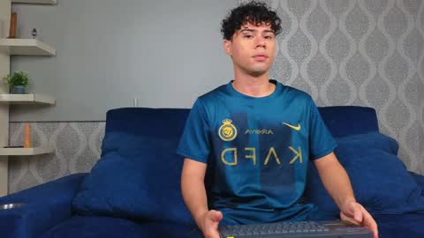 Snapshot of ithan_salvatore chatting on December 13, 11:13 am Ithan and Friends online show from December 13, 11:13 am