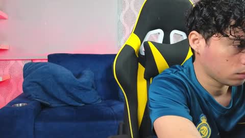 Snapshot of ithan_salvatore chatting on January 9, 1:56 pm Ithan and Friends online show from January 9, 1:56 pm