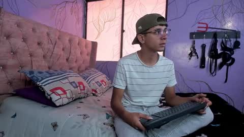 Snapshot of ithan_salvatore chatting on January 12, 1:48 pm Ithan and Friends online show from January 12, 1:48 pm