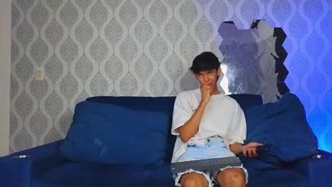 Snapshot of ithan_salvatore chatting on March 5, 1:17 pm Ithan and Friends online show from March 5, 1:17 pm