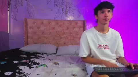 Snapshot of ithan_salvatore chatting on March 12, 1:08 pm Ithan and Friends online show from March 12, 1:08 pm