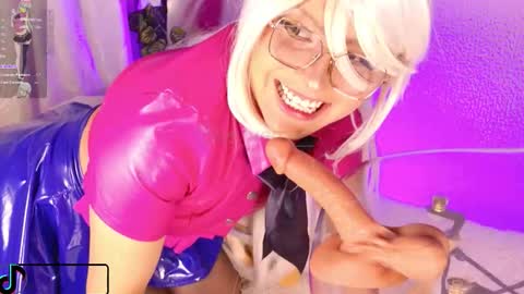 Snapshot of its_vero chatting on November 7, 10:32 pm Fansly and Instagram Its vero online show from November 7, 10:32 pm