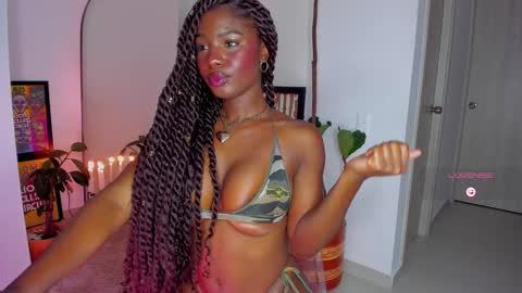 Snapshot of itslau_ chatting on February 2, 10:57 am lau online show from February 2, 10:57 am