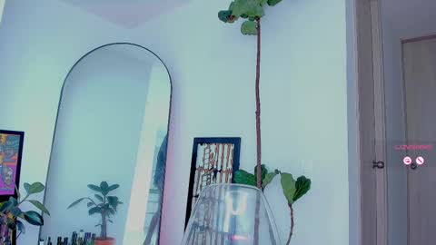 Snapshot of itslau_ chatting on February 16, 6:21 pm lau online show from February 16, 6:21 pm