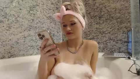 itsmakbxby online show from March 20, 1:21 am