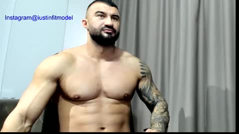 Snapshot of iustinmucle95 chatting on December 1, 10:31 am iustinmucle95 online show from December 1, 10:31 am