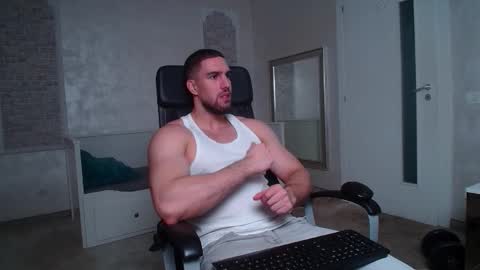 Snapshot of ivanhydee chatting on December 4, 5:50 am IvanHydee online show from December 4, 5:50 am