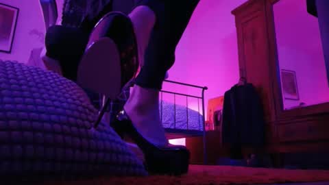 yves online show from November 23, 5:07 am