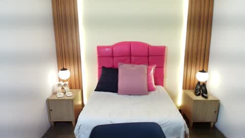 I V O N N E R O S S online show from February 25, 12:15 pm