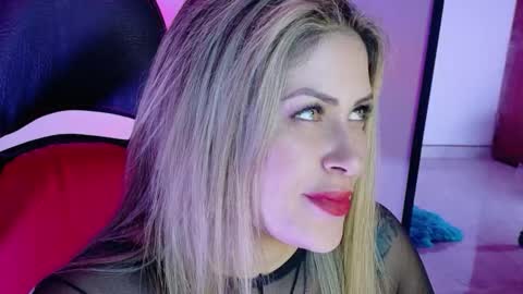 Snapshot of ivy__taylorr chatting on November 18, 12:05 am Diana Rojas online show from November 18, 12:05 am