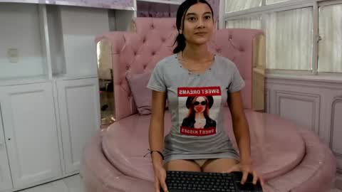 Snapshot of ivy_rae_xxx chatting on April 17, 4:43 pm Ivy Rae online show from April 17, 4:43 pm