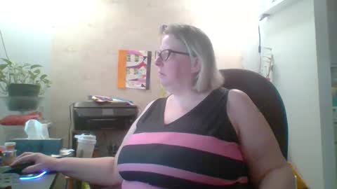 Snapshot of ivyjane3522 chatting on May 1, 1:37 pm ivyjane3522 online show from May 1, 1:37 pm