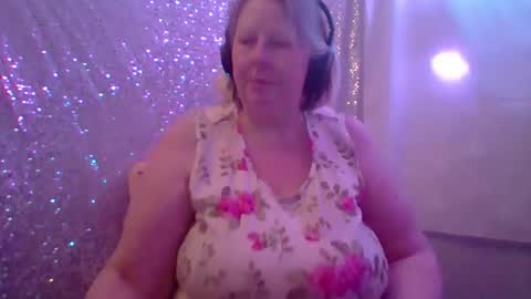 Snapshot of ivyjane3522 chatting on May 3, 2:06 am ivyjane3522 online show from May 3, 2:06 am