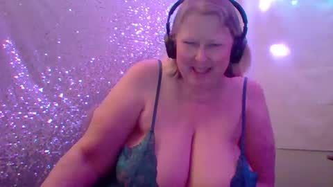 Snapshot of ivyjane3522 chatting on May 9, 5:23 am ivyjane3522 online show from May 9, 5:23 am