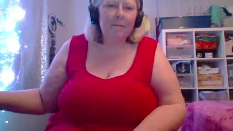 ivyjane3522 online show from June 28, 3:23 am