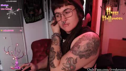 Snapshot of ivyshrumx chatting on October 16, 10:33 pm Ivy ShrumX online show from October 16, 10:33 pm