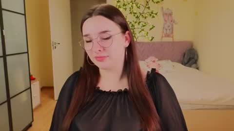 Daisy online show from August 1, 10:30 pm