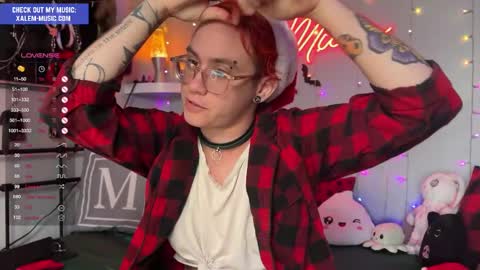 Snapshot of iwillbeyourmuse chatting on December 15, 8:04 pm Muse hethey online show from December 15, 8:04 pm