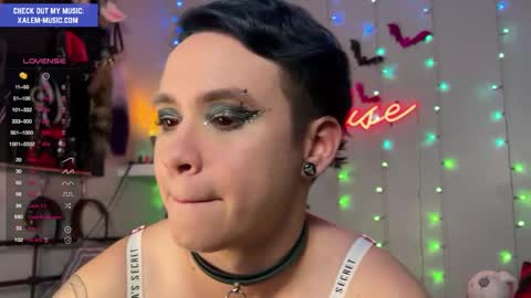 Snapshot of iwillbeyourmuse chatting on December 20, 12:41 am Muse hethey online show from December 20, 12:41 am