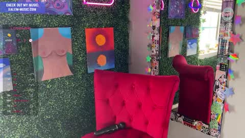 Snapshot of iwillbeyourmuse chatting on December 22, 7:52 pm Muse hethey online show from December 22, 7:52 pm