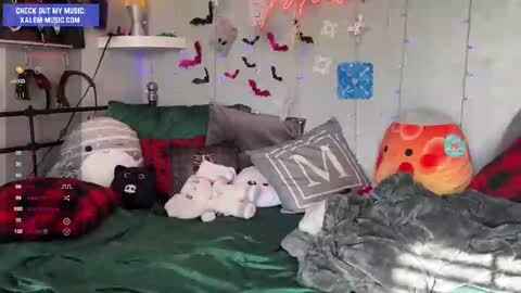 Snapshot of iwillbeyourmuse chatting on February 23, 9:05 pm Muse hethey online show from February 23, 9:05 pm