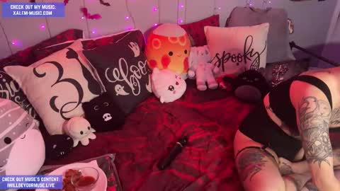 Snapshot of iwillbeyourmuse chatting on October 4, 12:08 am Muse hethey online show from October 4, 12:08 am