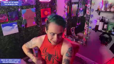 Snapshot of iwillbeyourmuse chatting on October 22, 11:59 pm Muse hethey online show from October 22, 11:59 pm