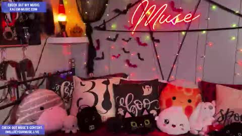 Snapshot of iwillbeyourmuse chatting on October 27, 11:31 pm Muse hethey online show from October 27, 11:31 pm