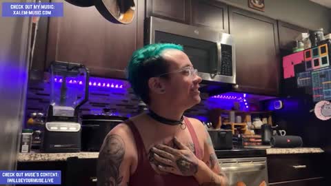 Snapshot of iwillbeyourmuse chatting on November 25, 12:21 am Muse hethey online show from November 25, 12:21 am