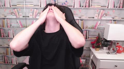 Snapshot of iwillfall_ chatting on December 11, 6:04 am Maxim online show from December 11, 6:04 am